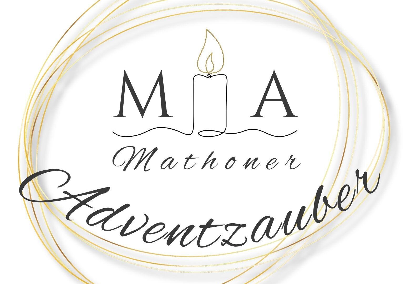 Ein elegantes Logo mit dem Schriftzug "Mathoner Adventzauber". Im Zentrum befindet sich eine stilisierte Kerze, umgeben von einem goldenen Kreis.