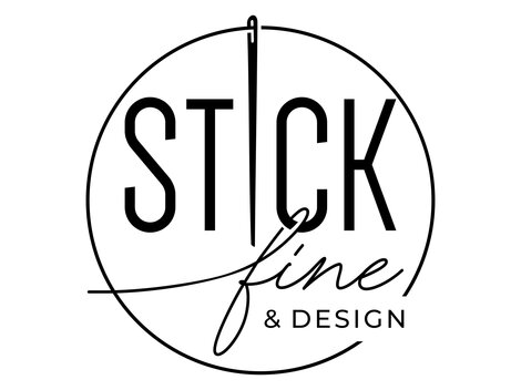 Ein minimalistisches Logo mit dem Schriftzug "STICK fine & DESIGN". Es kombiniert elegante Schriftarten in Schwarz und zeigt eine Nadel, die kreativ integriert ist.